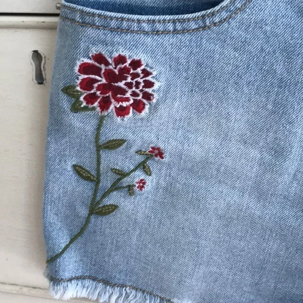 Ashley Mason Embroidered Cutoffs. Size 7 - Picture 3 of 9